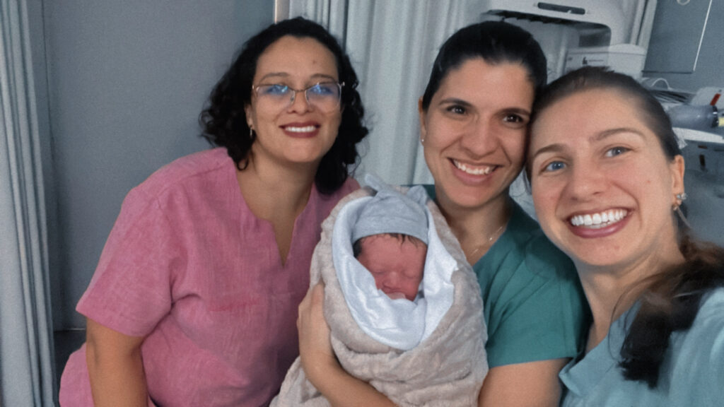 Equipe multidisciplinar: doula, enfermeira obstetra e obstetra