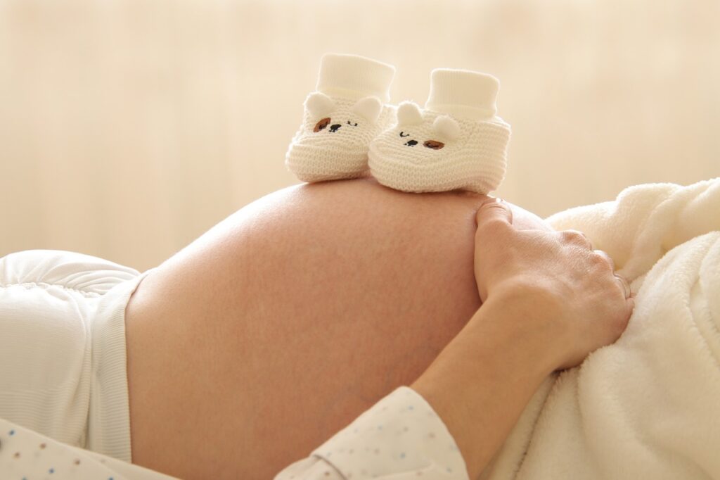 Gestante segura com o cuidado com o seu bebê. Tudo certo nos ultrassons obstétricos e pré-natal bem feito